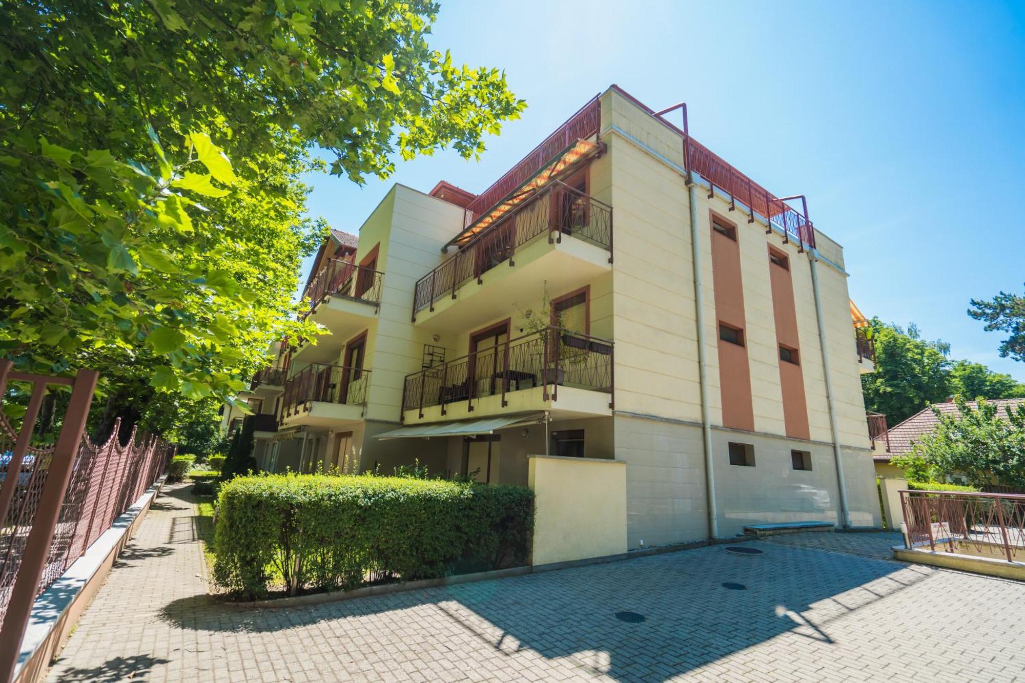 Plazs Home Apartman Сиофок Екстериор снимка
